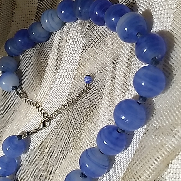 Stunning Vintage Swirled Blue Glass Beaded Necklace - Picture 2 of 2